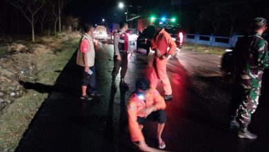 Photo of Gerak Cepat Personil TNI-POLRI Dan BPBD Sampang Bersihkan Ceceran Air Garam Di Jalan Nasional Jrengik Layak di Acungin Jempol