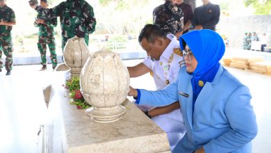 Photo of Danlantamal V Ikuti Ziarah Rombongan Jelang Peringatan HUT Ke-78 TNI Tahun 2023