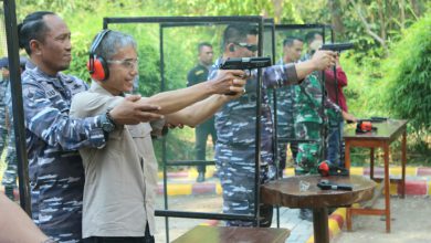 Photo of Komandan Lanal Batuporon Ajak Wartawan Latihan Menembak
