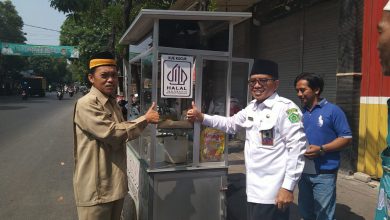 Photo of 1000 Pelaku UMK Kebomas Mulai Pasang Banner Dan Sticker Label Halal