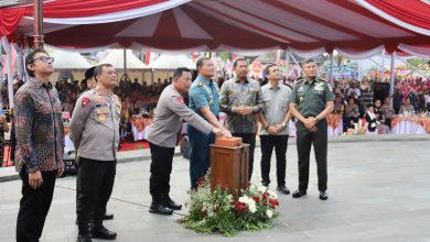 Photo of Panglima TNI  Bersama Kapolri Meresmikan Monumen Jenderal Polisi Hoegeng Iman Santoso