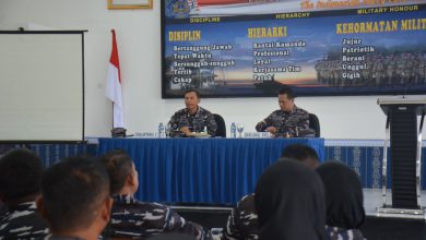Photo of Danlantamal V Berikan Jam Komandan Kepada Personil Lanal Semarang