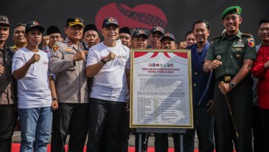 Photo of Bawaslu Deklarasi Pemilu Damai 2024, Wali Kota Eri Ajak Jaga Kondusifitas Surabaya