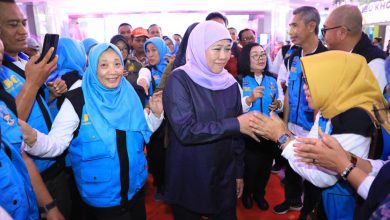 Photo of Gubernur Khofifah Berikan Tali Asih dan Kartu BPJS kepada Pilar Madura