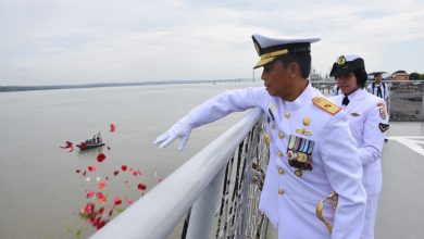Photo of Dankodikopsla Kodiklatal Ikut Tabur Bunga Di Selat Madura Jelang Hari Armada 2023