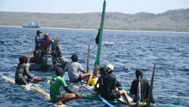 Photo of Gerak Cepat, Tim Sar Lanal Banyuwangi Evakuasi Nelayan Laka Laut Di Perairan Selat Bali