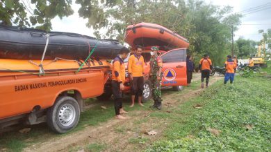 Photo of Sinergitas Babinsa Bulurejo Bersama Tim SAR BPBD Kabupaten Gresik dan Perangkat Desa, Patroli Wilayah Pasca Banjir