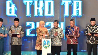 Photo of Gubernur Khofifah Serahkan DIPA dan TKD TA 2024 Rp 129,3 Triliun