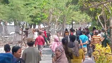 Photo of Pemkot Surabaya Laporkan Pelaku Perusakan Pagar Batu-batu di Kenjeran
