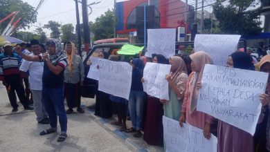 Photo of Minta Pemilihan BPD Di Ulang, Warga Patarongan Demo Kantor DPMD