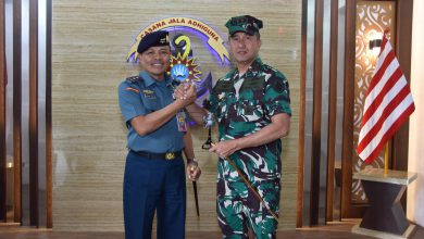 Photo of Jadi Warga Kehormatan Puspenerbal, Dankodiklatal Terima Wing Penerbang TNI AL