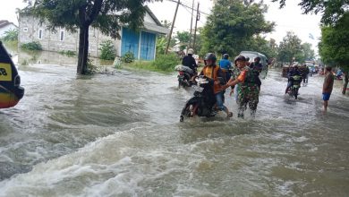 Photo of Babinsa Benjeng Bantu Mendorong Motor Yang Mogok Karena Banjir Luapan Kali Lamong