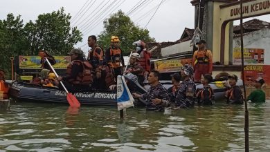 Photo of Tak Kenal Lelah, Lanal Semarang Terus Bantu Korban Banjir Di Kabupaten Demak