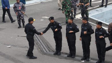 Photo of Dankodiklatal Sandang Brevet Hiu Kencana Setelah Resmi Jadi Warga Kehormatan Kapal Selam TNI AL