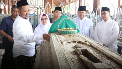 Photo of Bupati Gresik Pimpin Ziarah Makam Waliyullah dan Makam KRT Poesponegoro, Bupati Pertama Gresik
