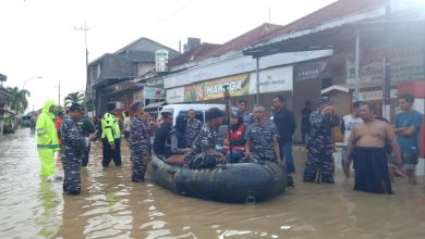Photo of Lanal Batuporon Bantu Kerahkan Prajurit Evakuasi Korban Banjir