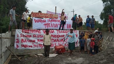 Photo of Ratusan Warga Tenggor Demo Kesal  Jembatan Tak Kunjung Selesai