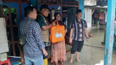 Photo of BPBD Gresik Berikan Paket Sembako Untuk Warga Terdampak Banjir Bengawan Solo