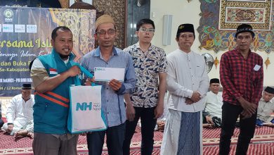 Photo of DMI Gandeng NH Gresik Bagikan Bingkisan Ramadan untuk Puluhan Mualaf