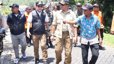 Photo of Kepala BNPB Pusat Bersama PJ Gubernur Jatim Sambang Warga Terdampak Gempa Bawean
