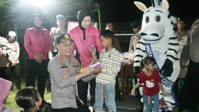 Photo of Kapolres Gresik langsung Hibur Anak-Anak Korban Gempa di Bawean