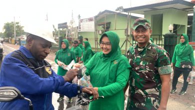 Photo of Kodim 1710/Mimika Bagikan Takjil Menjelang Maghrib Di Kuala Kencana