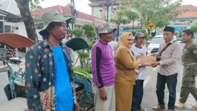 Photo of Gandeng KWG, Wabup Gresik Berbagi Bingkisan Lebaran ke 100 Abang Becak