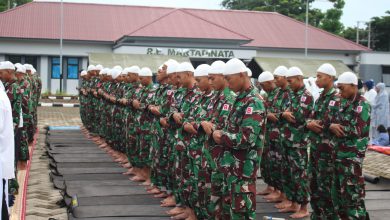 Photo of Khusyuknya Komandan Dan Siswa Satdik-2 Kodiklatal Makassar Saat Laksanakan Sholat Idul Fitri 1445 Hijriyah