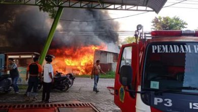 Photo of Di Tinggal Mudik Pemiliknya, Gudang Rongsokan Di Menganti Habis Terbakar