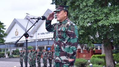Photo of Pimpin Upacara Bendera 17-an, Kapokgadik Kodiklatal Sampaikan Pesan Panglima TNI
