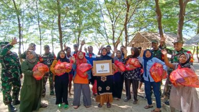 Photo of Pendistribusian Bantuan KASAD dari Pulau menyeberangi Pulau, Gilinoko Desa Sidogedungbatu, Kecamatan Sangkapura