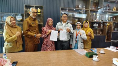Photo of Pembinaan Perajin Batik Go International, Ketua Dekranasda Gresik Sepakati Kerja Sama Dengan PT Smelting