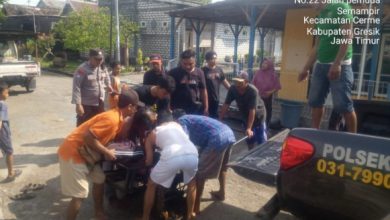 Photo of Pria Asal Lakarsantri Surabaya Terserempet Kereta Api Di Cerme Hingga Terpental