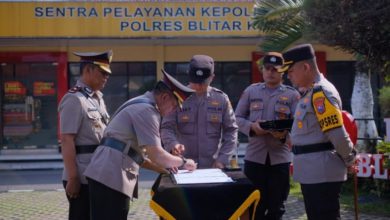 Photo of Kapolresta Blitar Pimpin Upacara Sertijab 8 Jabatan Jajaran Polres Blitar Kota