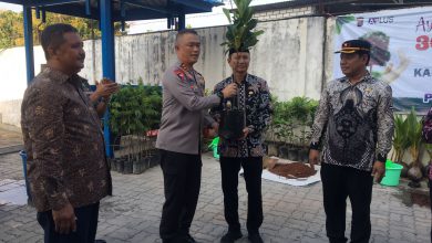 Photo of Kapolda Jatim Kunjungi PT Aplus Pasific Tanam 3.000 Pohon di Gresik