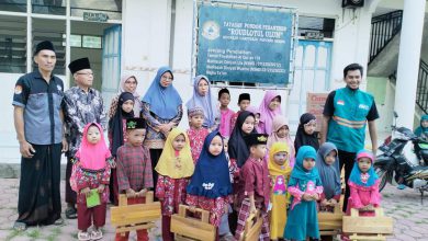 Photo of Sahabat Sejuk Nurul Hayat Istiqomah Salurkan Bantuan Meja Ngaji untuk Pondok Pesantren dan TPQ di Gresik