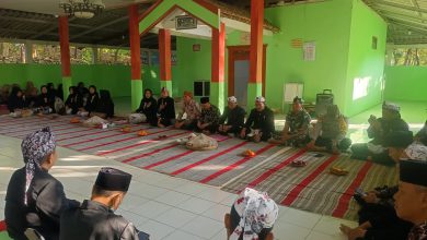 Photo of Pejabat Tinggi Wilayah Kecamatan Mantup Laksanakan Ziarah Kubur & Tabur Bunga di Makam Mbah Sedho Margi