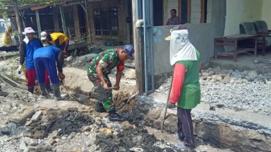 Photo of Atasi Banjir, Babinsa Balongpanggang Bersama Warga Bangun Selokan