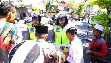 Photo of Srikandi Satlantas Polres Gresik Gelar Patroli dan Berbagi Makanan di Masjid Baitus Salam