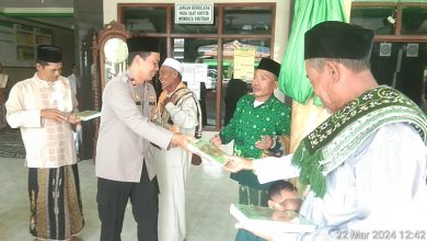 Photo of Polsek Cerme Wakaf Ratusan Al-Qur’an ke seluruh Desa di Cerme