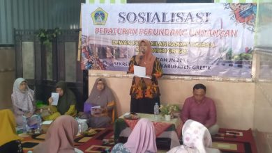 Photo of Sosper Tahap VI DPRD Gresik Hj. Lilik Hidayati, SE, MM Sosialisasikan Dua Peraturan Daerah