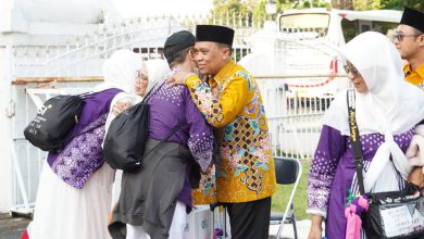 Photo of H Ahkmat ST Sambut Kedatangan Para Jemaah Haji Yang Tiba Di Lumajang