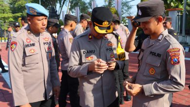Photo of Polres Gresik  Langsung Sidak Handphone Anggota Setelah Apel, Antisipasi Judi Online