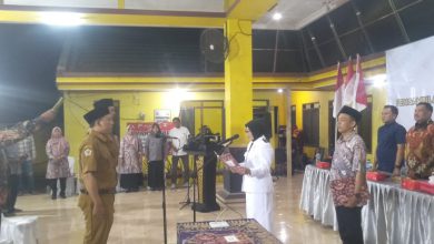 Photo of Kades Domas Sri Retnowati Resmi Melantik Dan Mengambil Sumpah Jabatan Dua Perangkat Desa Terpilih
