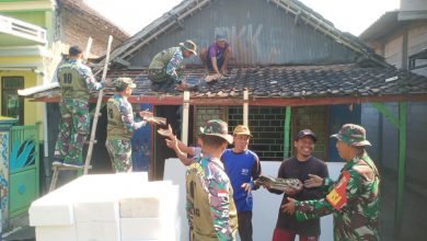 Photo of Babinsa Bersama Warga Dalam Perehaban RTLH Wilayah Balongpanggang
