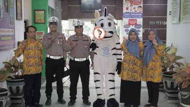 Photo of Ops Patuh Semeru 2024, Polres Gresik bawa Badut Zebra Gelar Edukasi Keselamatan Lalu Lintas di SDN Petrokimia Gresik