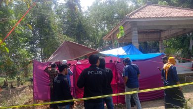 Photo of Pembongkaran Makam Di Sampang Jadi Tontonan Warga Petugas Pasang Police line