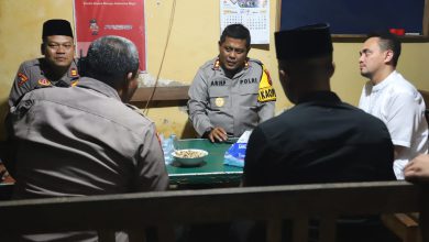 Photo of Kapolres Gresik Jalin Silaturahmi di Pulau Bawean, Apresiasi Kinerja Anggota