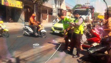 Photo of Berniat Mendahului Truk Dari Sisi Kiri, Pengendara R2 Terjatuh, Anak Korban Usia 4 Tahun Meninggal Dunia Terlindas Ban Truk Box Hino