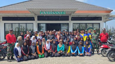 Photo of Anggota Paskibraka Kecamatan Balongpanggang Di Ajak Makan Siang Bersama Usai Latihan